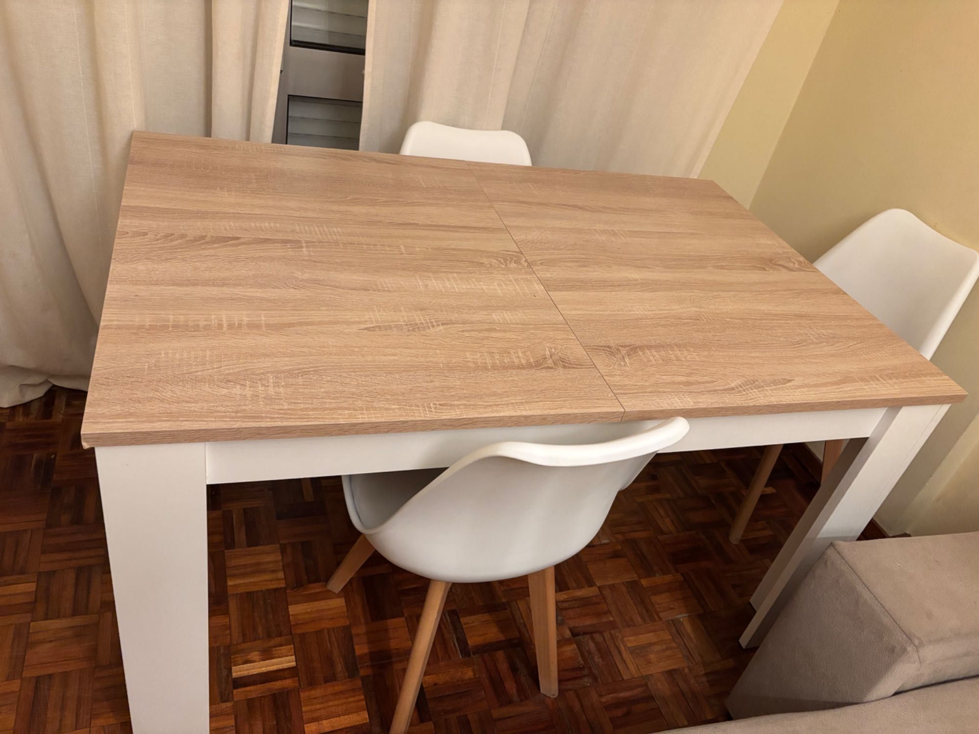 Mesa alongada que cabe 6 cadeiras