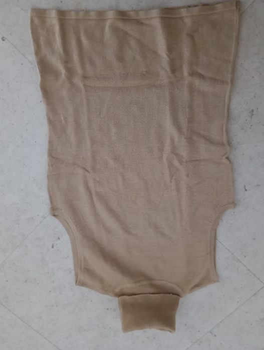 Colete creme malha de gola alta