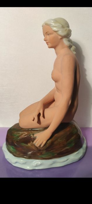 Фарфоровая статуэтка