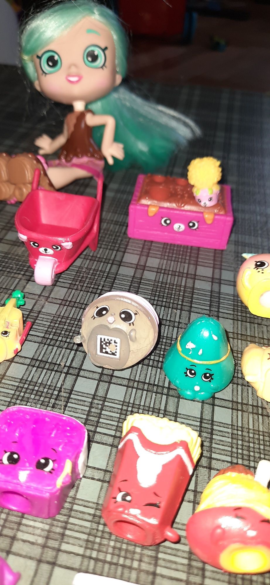 Duzy zestaw Shopkins Moose, laleczka plus 33 figurki, skrzynka, taczka
