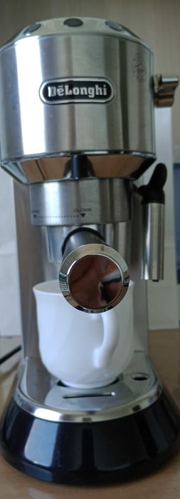 Рожковая эспрессо‑кофемашина  EC680.M из серии Dedica от DeLonghi .