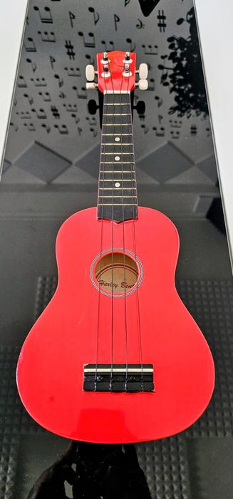 Cavaquinho lacado vermelho