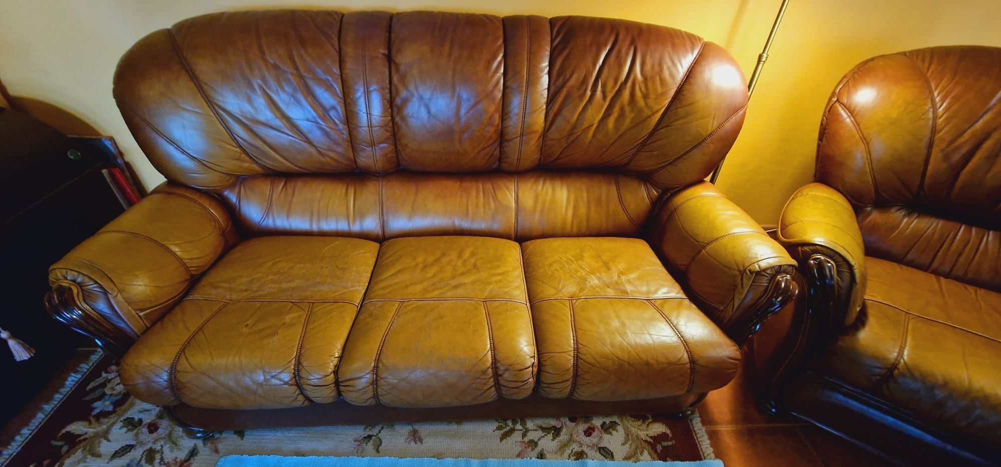 Conjunto de sofás em mogno e pele