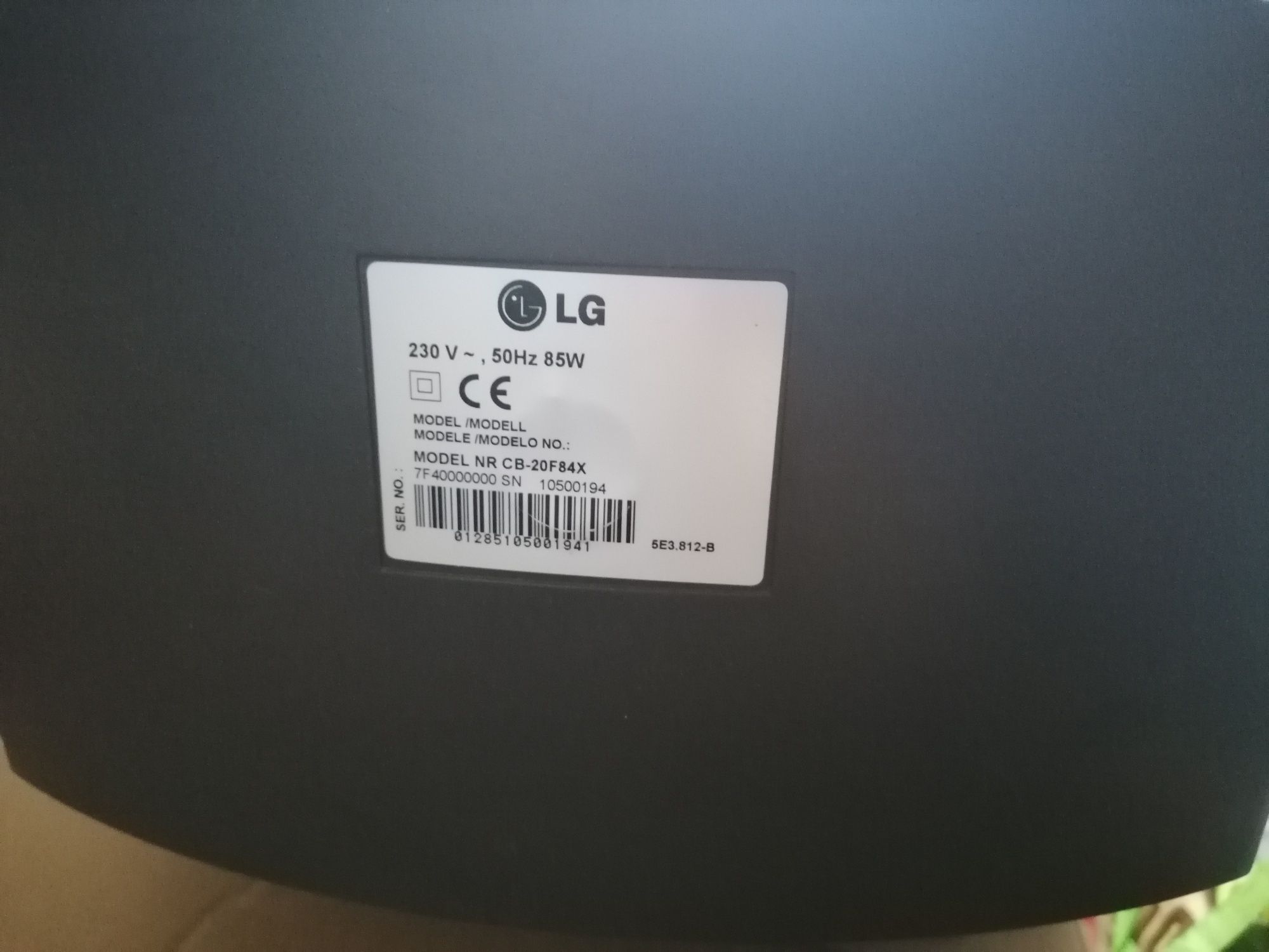 Vendo TV LG, com caixa atrás