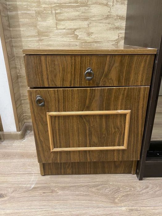 Тумбочка у спальню