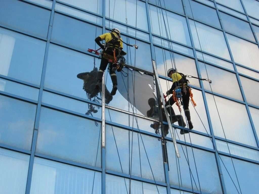 Prace na wysokości, usługi wysokościowe, alpinista.