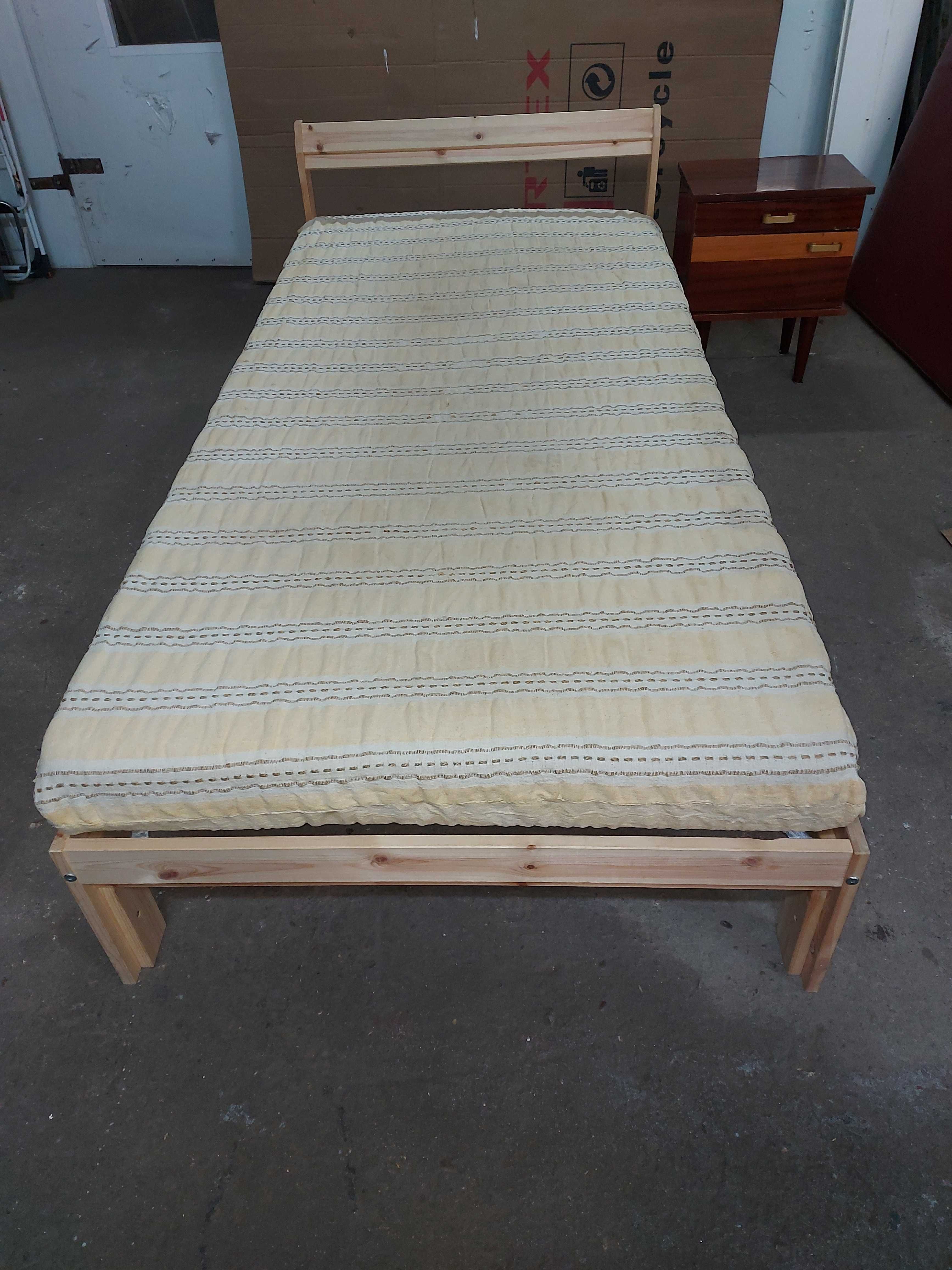 Cama de solteiro com colchão e mesa de cabeceira