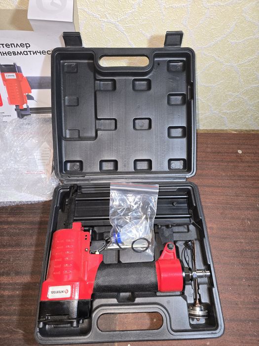 Степлер пневматичний для цвяхів