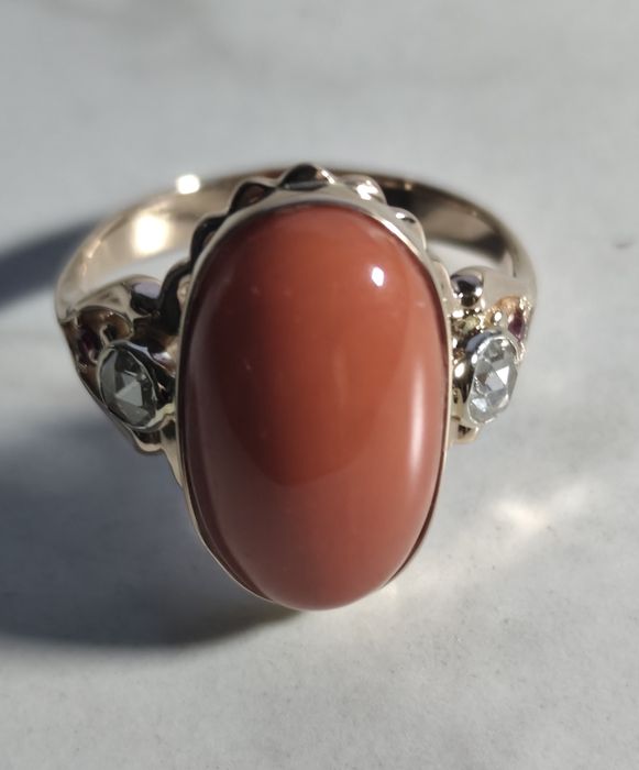 Золотое кольцо 56 пробы с натуральным кораллом и бриллиантами