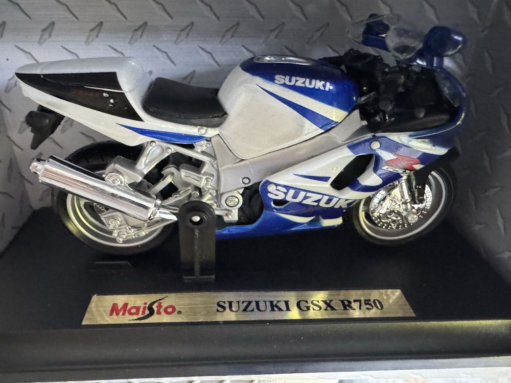 Classico Porsche 911 Carrera 4S + Suzuki GSX R750 Maisto