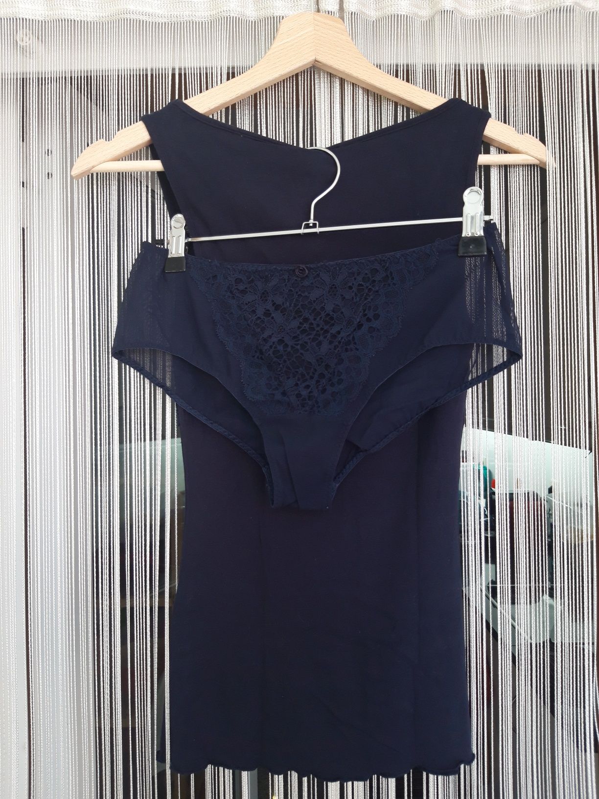 Conjunto de top e cueca, de cor azul marinho da Intimissimi
