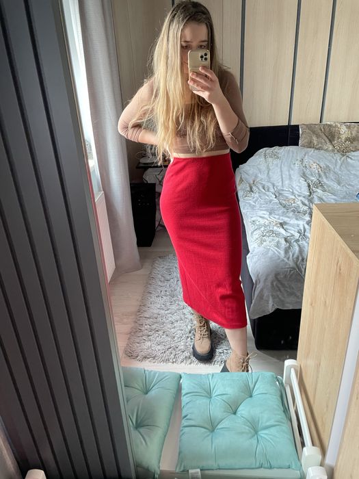 Czerwona dopasowana spodnica midi z rozcieciem