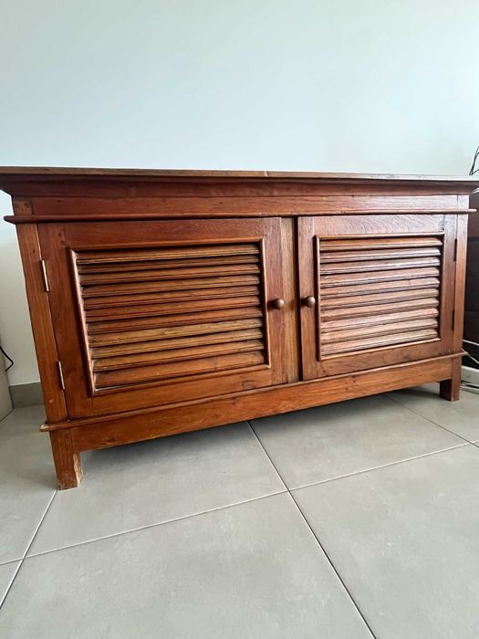 Móvel de apoio em madeira maciça