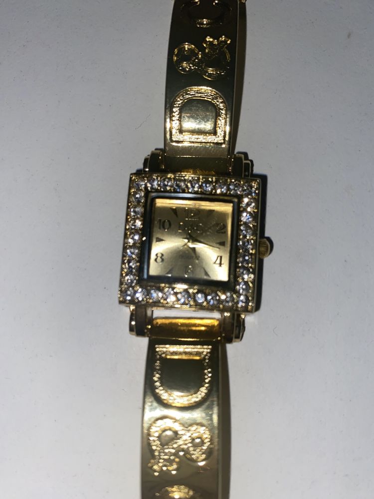 Zegarek koloru złotego z bransoletką