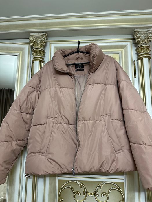 Пуфер пудровий, розмір 44 у дуже гарному стіні без дефектів