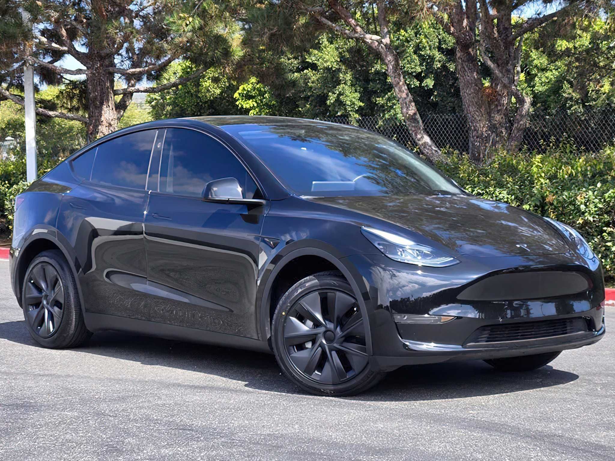 Tesla Model Y Long Range      2025