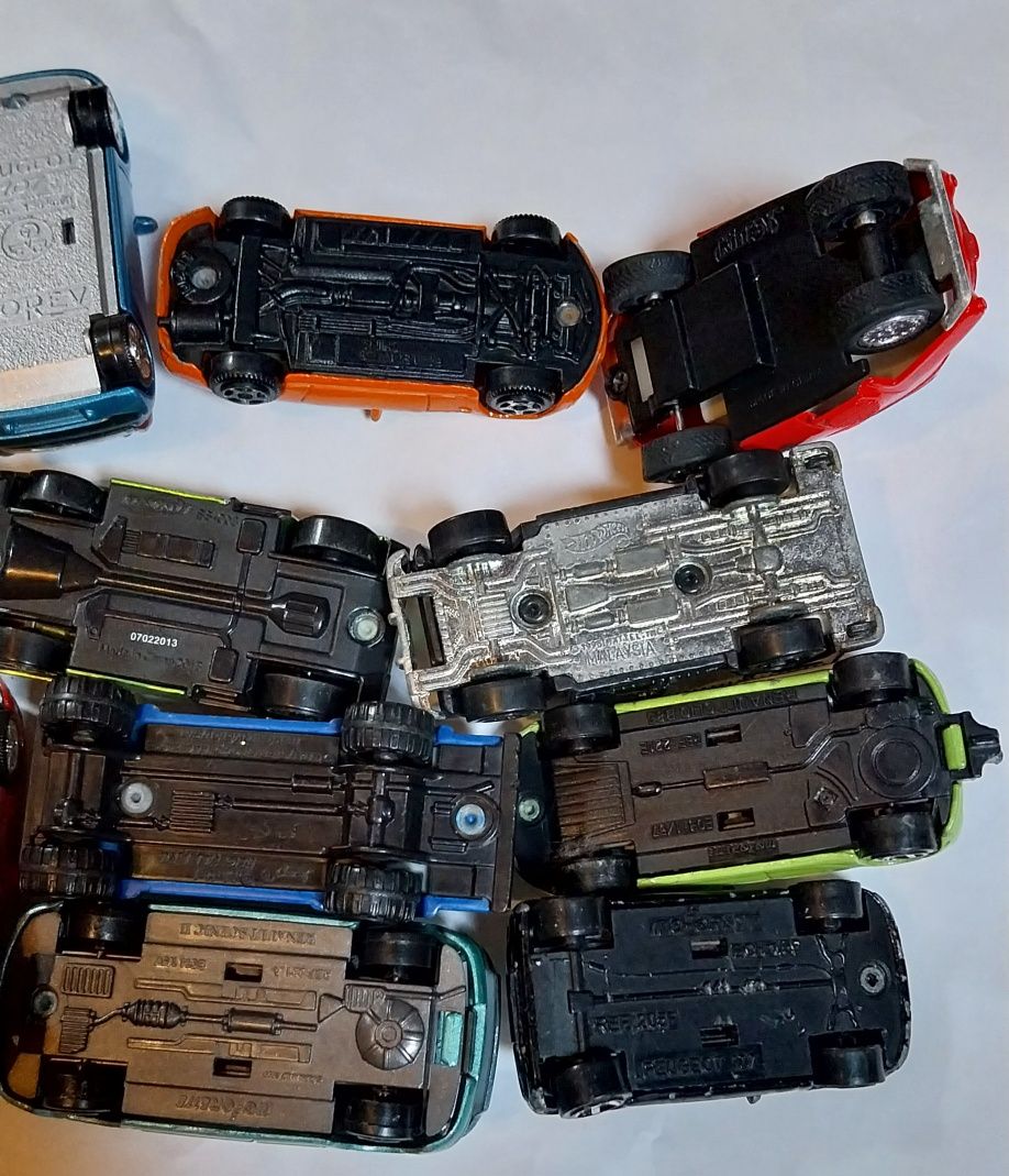 Lote de 12 miniaturas várias marcas 1/64