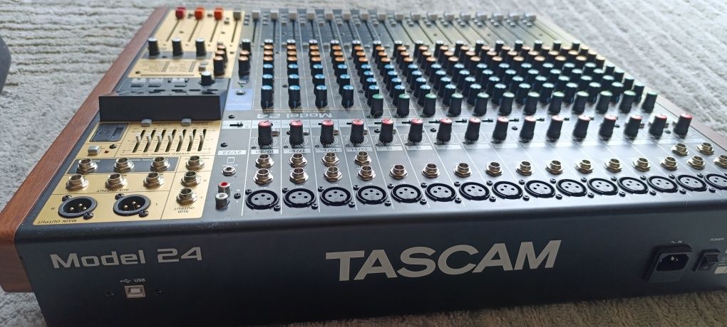 Tascam Model 24 - mesa mistura/recorder/interface