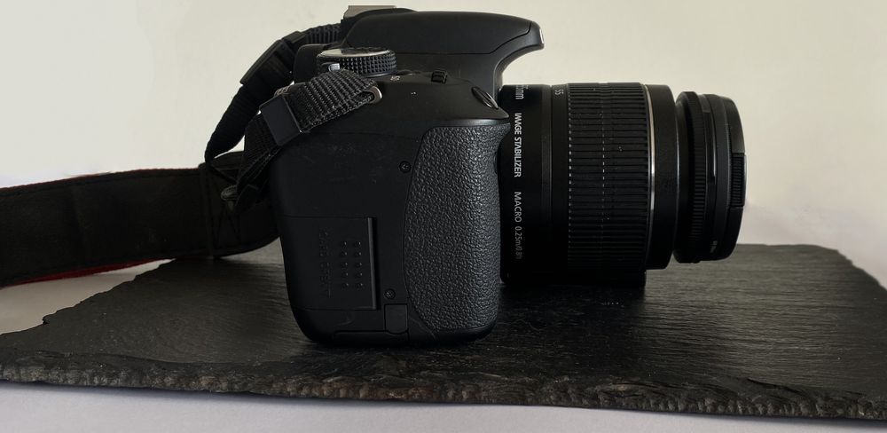 Дзеркальний фотоаппарат Canon EOS 600 D