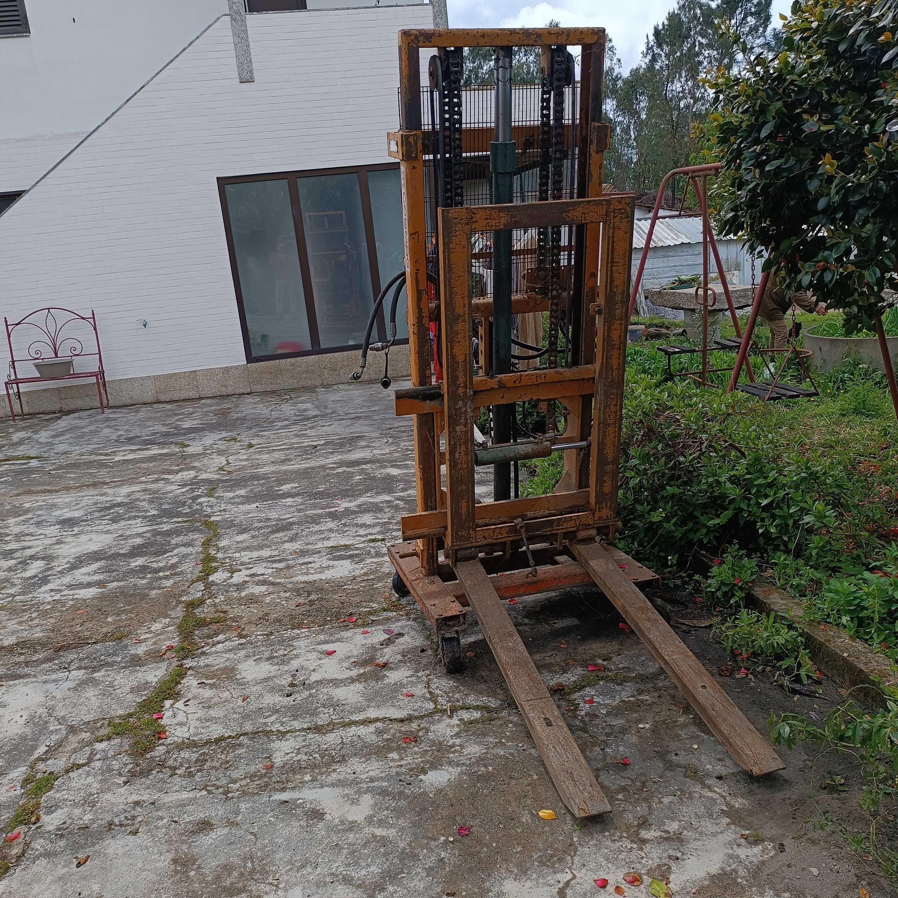 Vendo empilhador para trator.