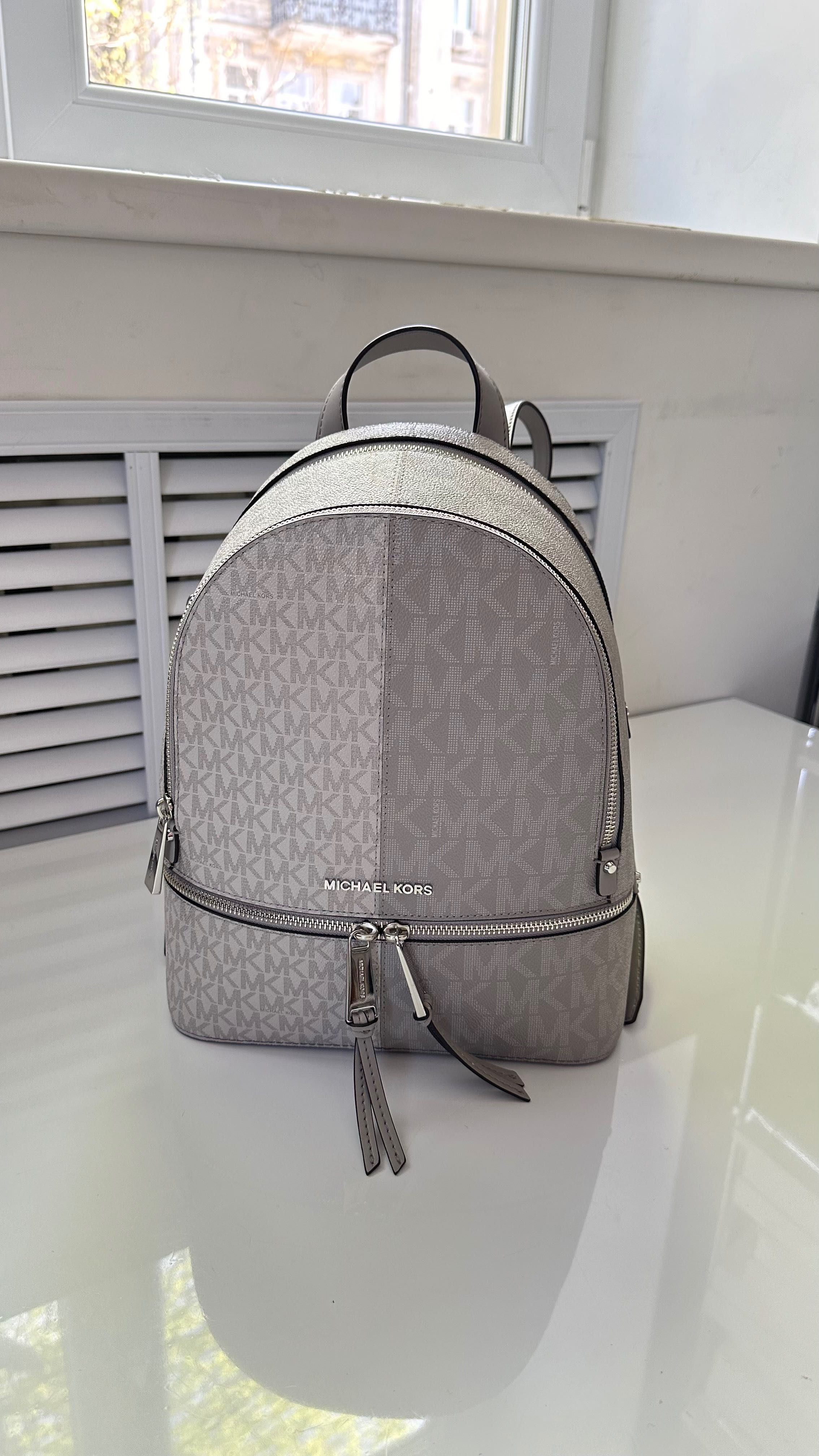 Світлий рюкзак Rhea Medium Logo backpack Michael Kors