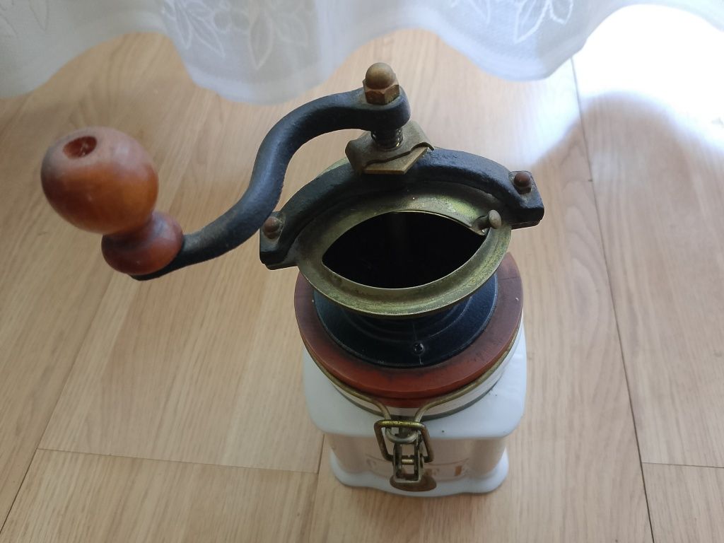 Młynek do kawy retro
