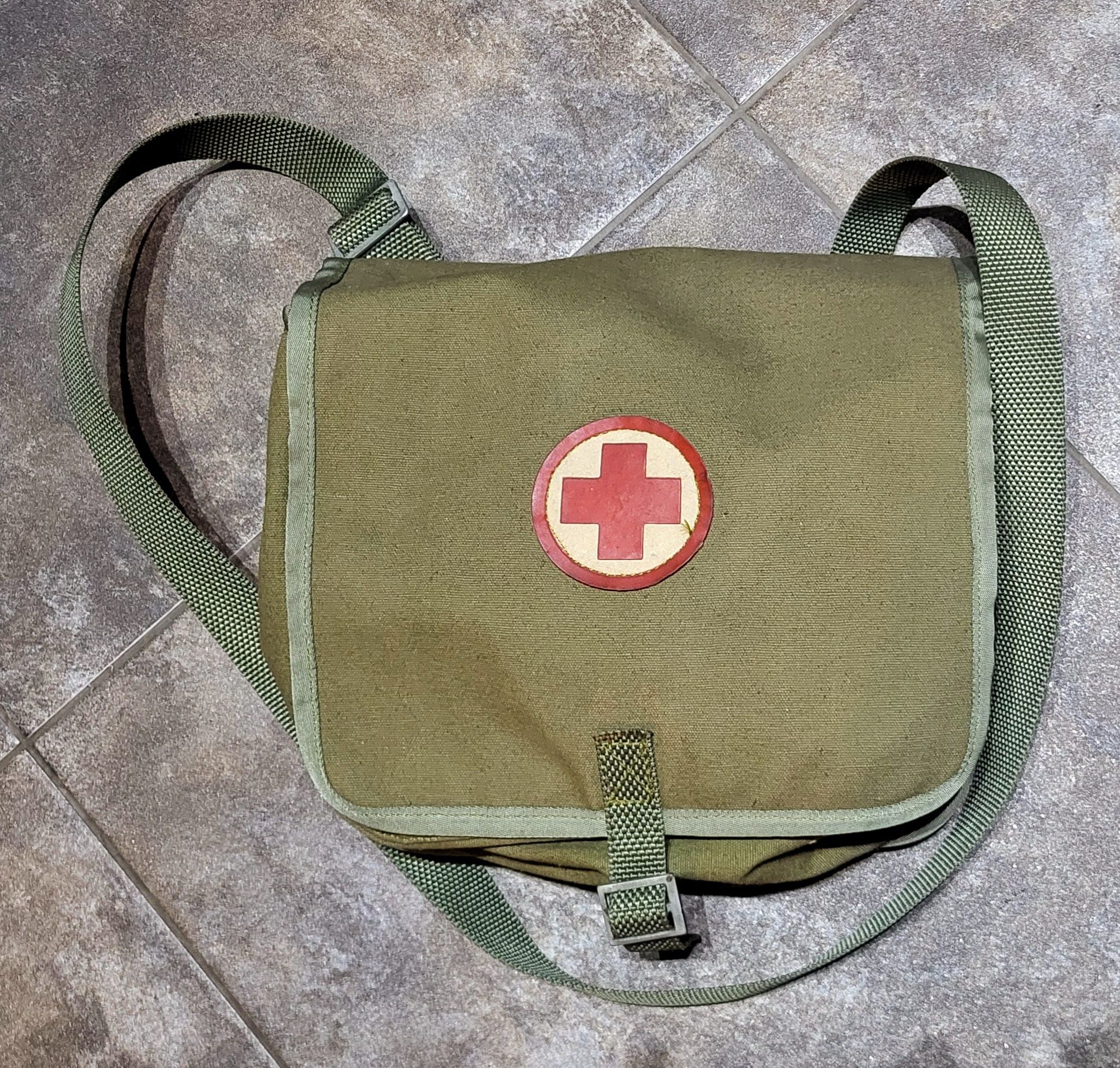 Stara torba sanitarna wojskowa harcerska apteczka medyczna z wyposażen