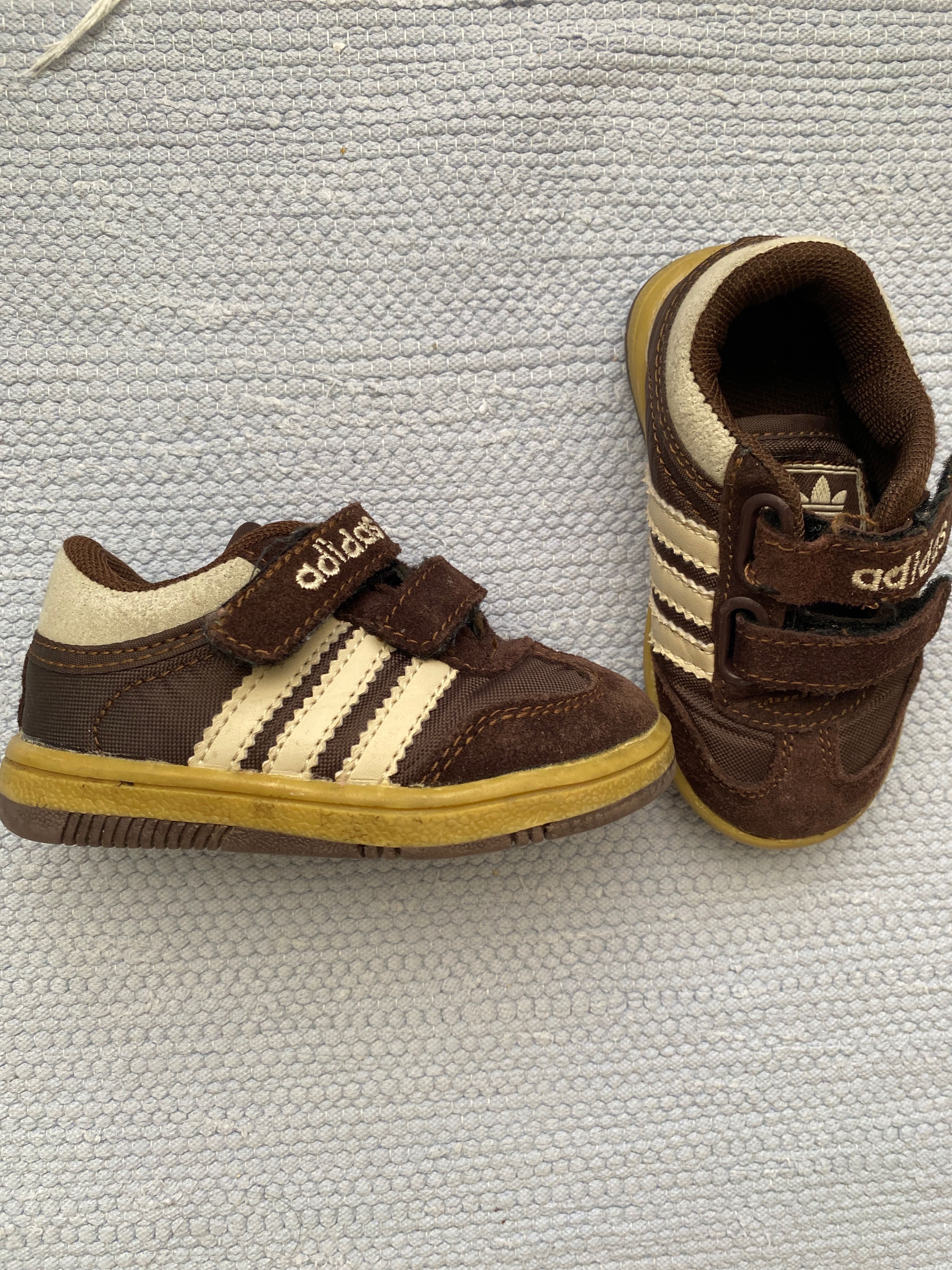 Tenis adidas nr 22