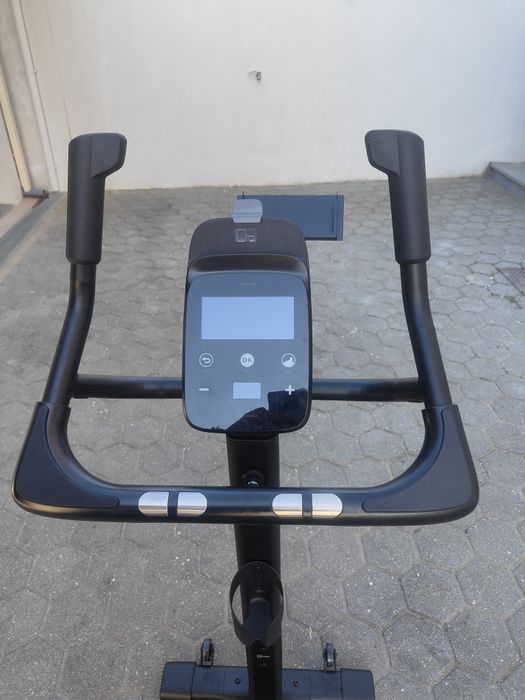 Bicicleta estática que permite aceder na app do telemóvel