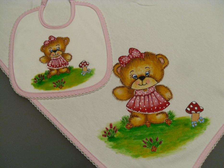 Conjunto de fralda e babete para menina pintado à mão