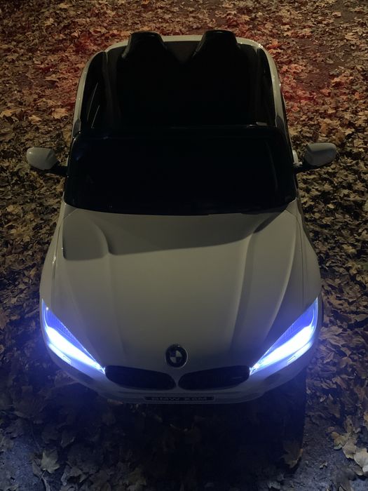 Дитячий електромобіль