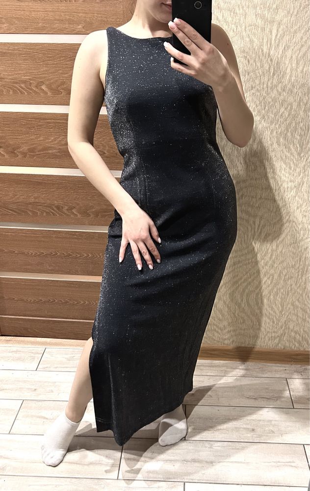 Чорна блискуча сукня з розрізом