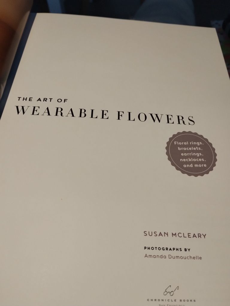 The art of wearable flowers McLeary florystyka biżuteria kwiaty bukiet