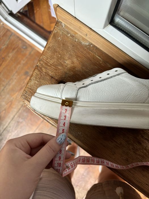 Білі жіночі шкіряні кеди