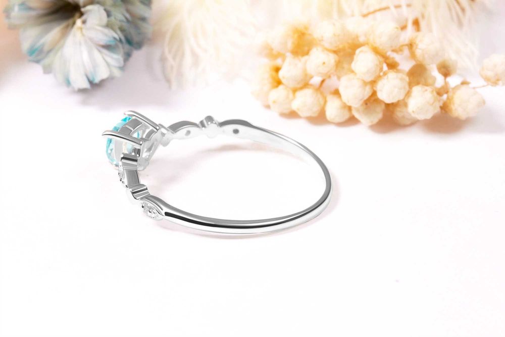 Кольцо  из белого золота с топазом