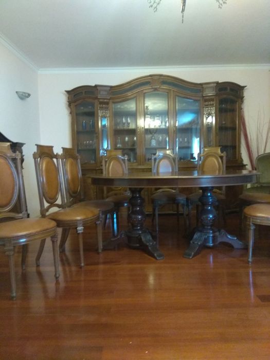 Sala clássica, em folha de nogueira.