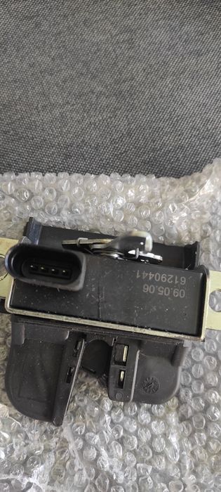 Замок, защелка  багажника автомобиля