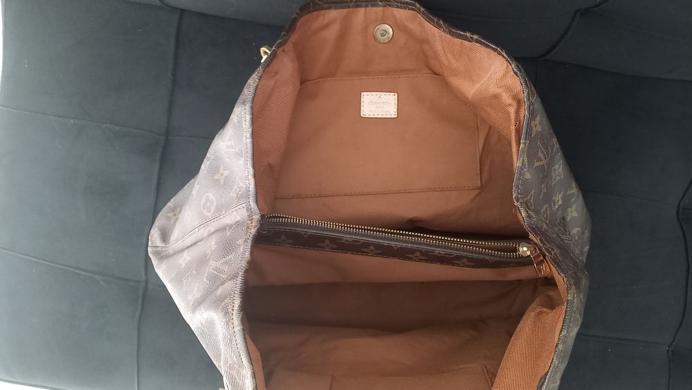 Oportunidade bolsa linda e espaçosa