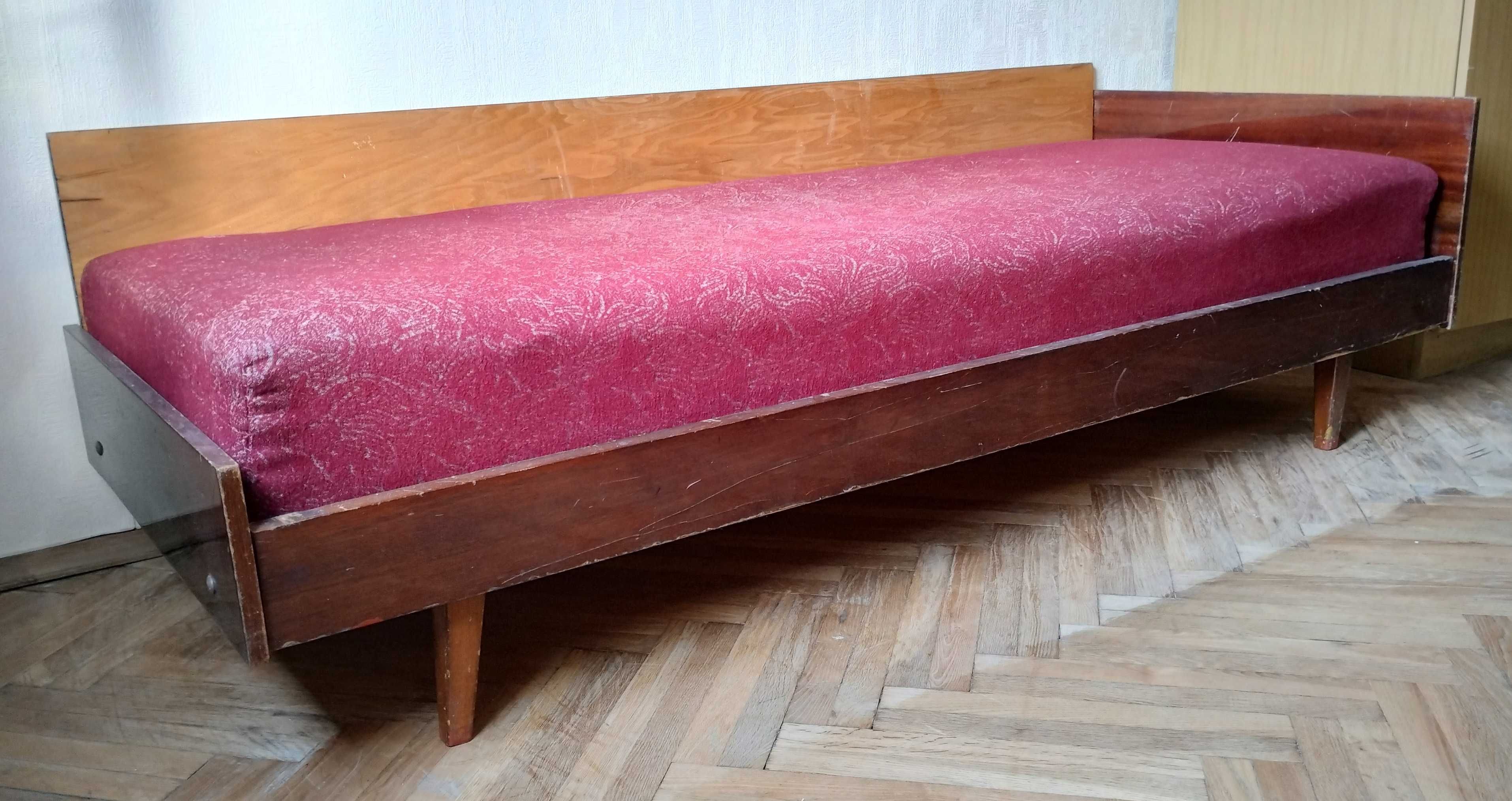 Кровать, софа, диван. Ліжко.