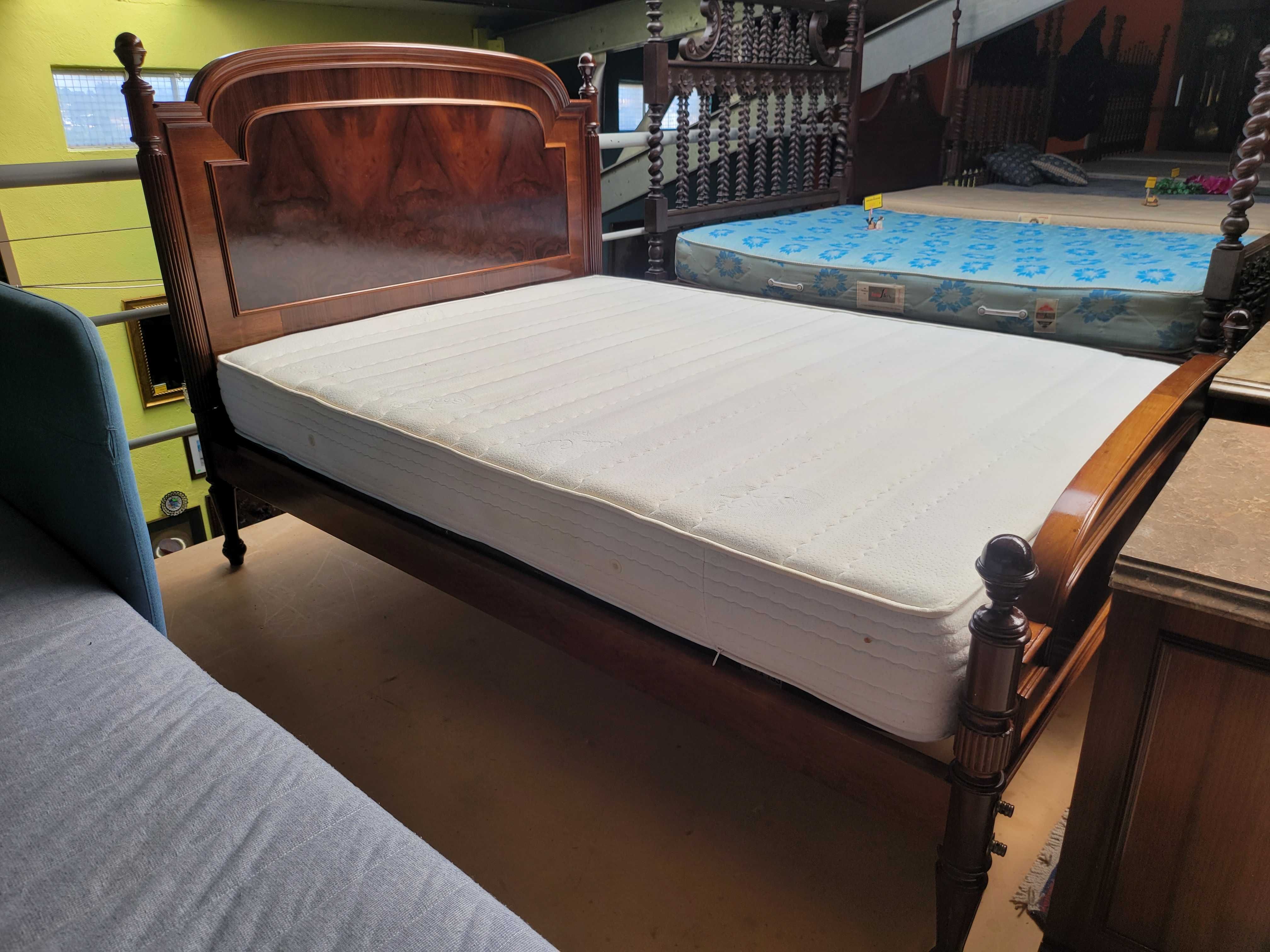 Excelente cama em madeira com estrado e colchão - Muito
