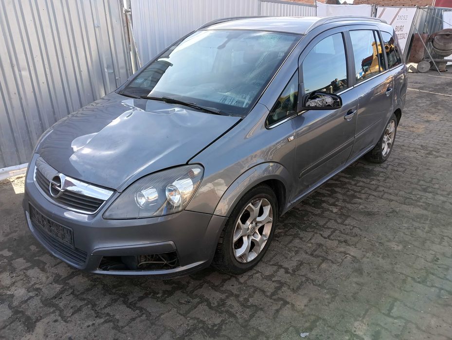 Opel Zafira B- Części - Drzwi / maska / błotnik / klapa / lampa / inne
