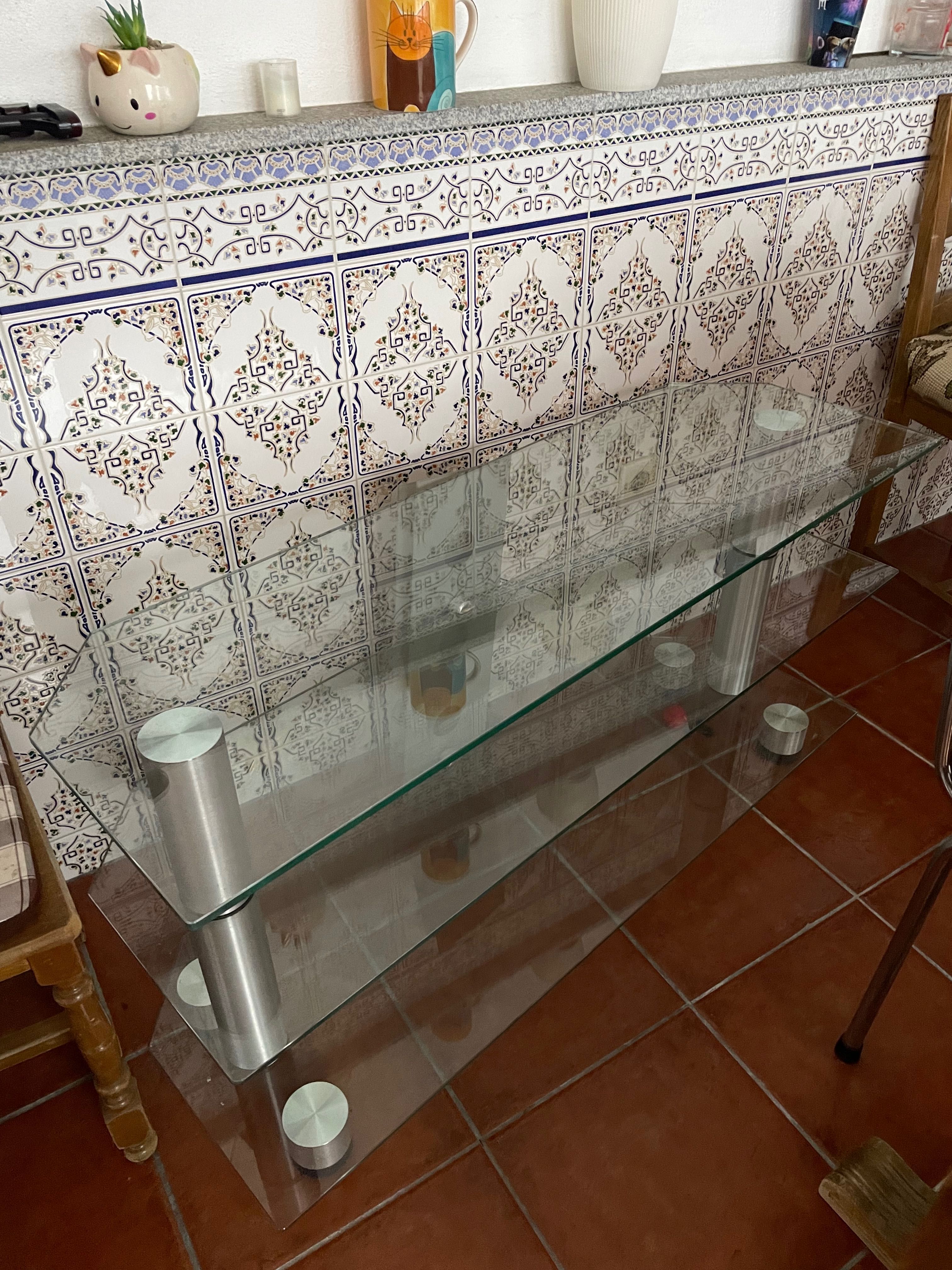 Mesa de vidro com três prateleiras
