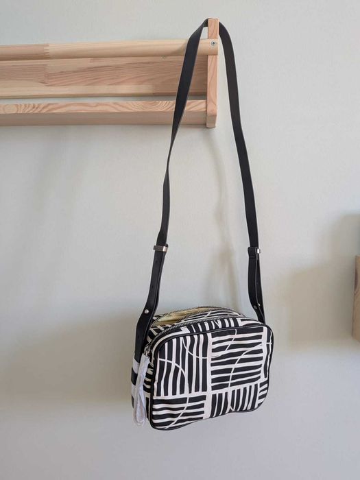 Bolsa de tiracolo preta e branca