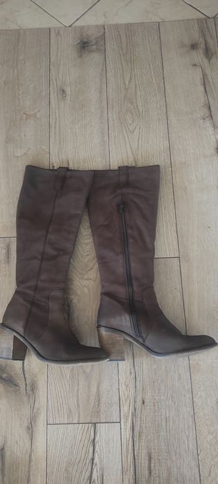 Brązowe długie kozaki damskie.