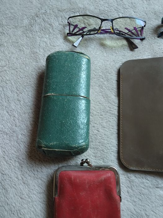 Stare etui na okulary pokrowiec i okulary