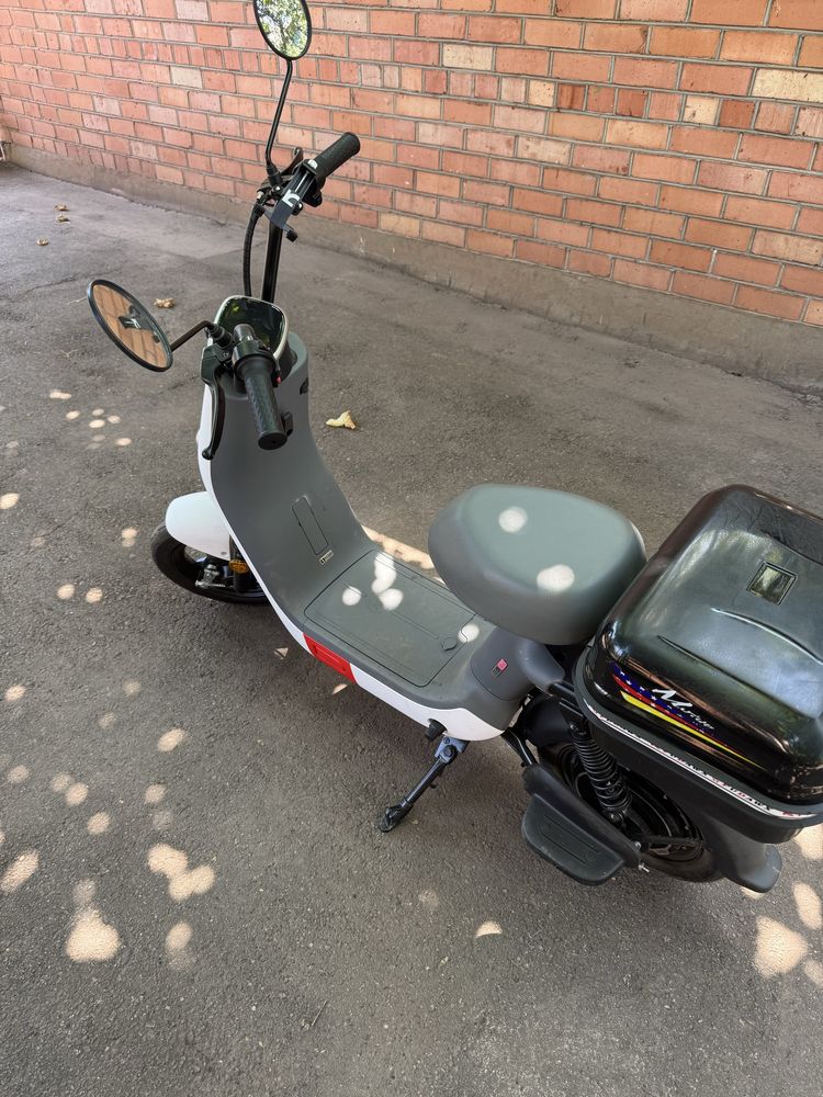 Продам електроскуткр Aima D350