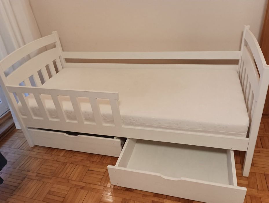 Łóżko drewniane dziecięce z szufladami i materacem