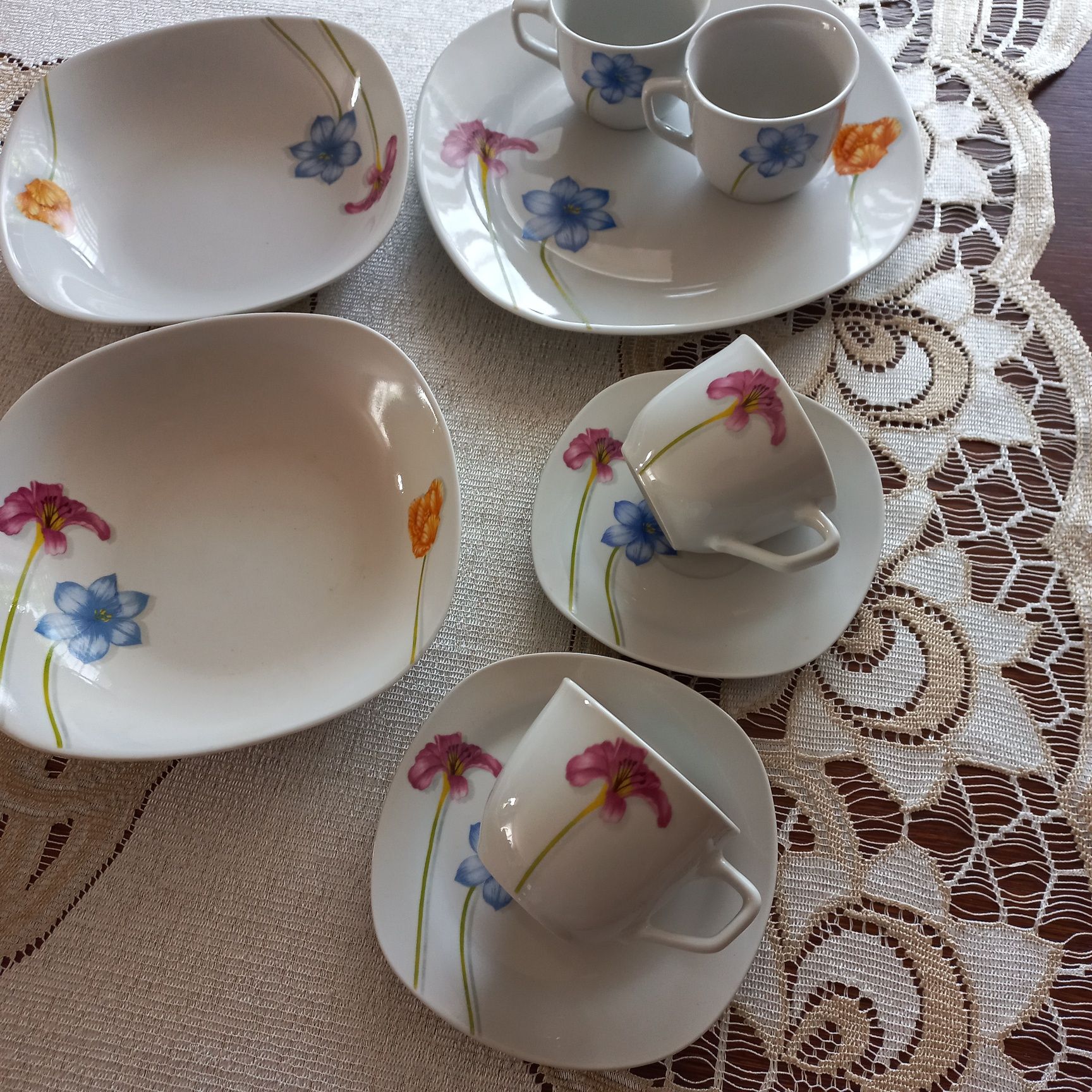 Zestaw talerzy lplus filiżanki porcelana w kwiaty