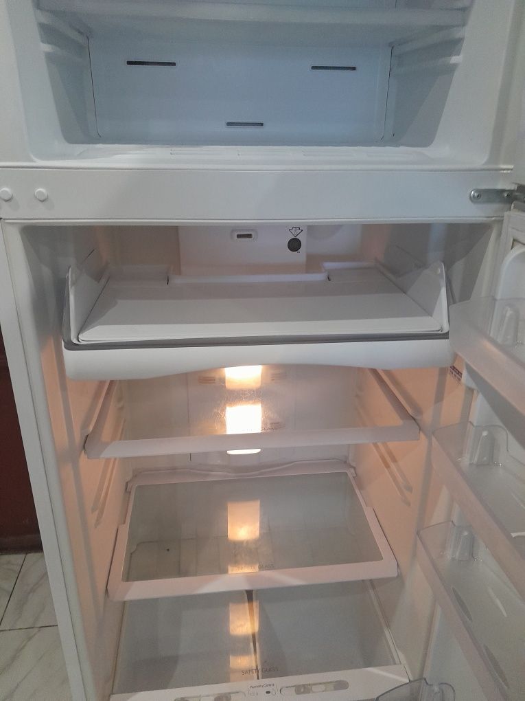 Продам Большой Холодильник Ariston No Frost