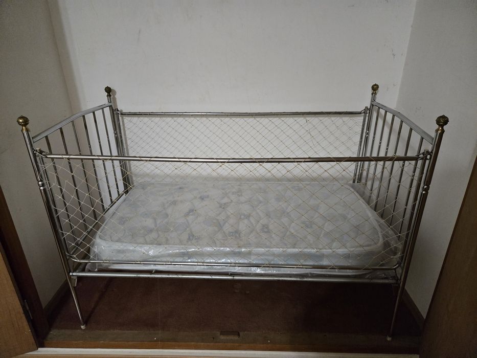 Berço de bebé em ferro